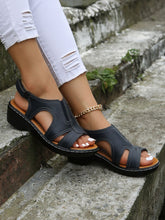 Sandalias de punta abierta con tacón grueso y recortes cosidos con velcro